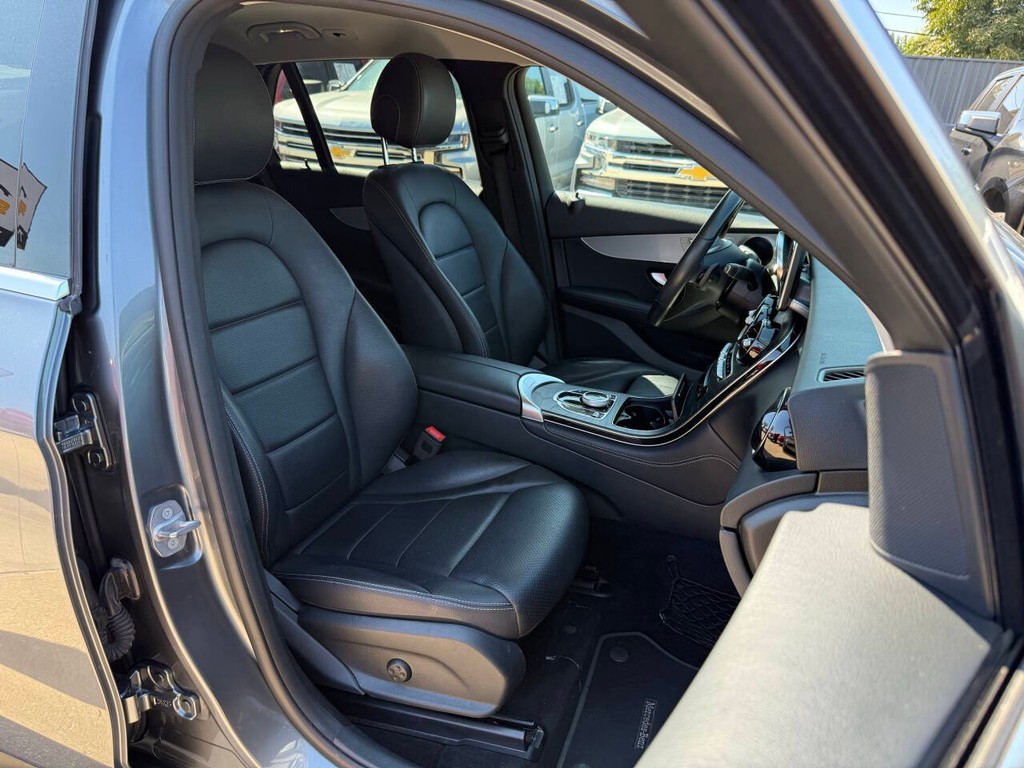 Mercedes-Benz GLC Vehicle Full-screen Gallery Image 10