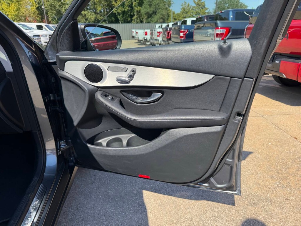 Mercedes-Benz GLC Vehicle Full-screen Gallery Image 11