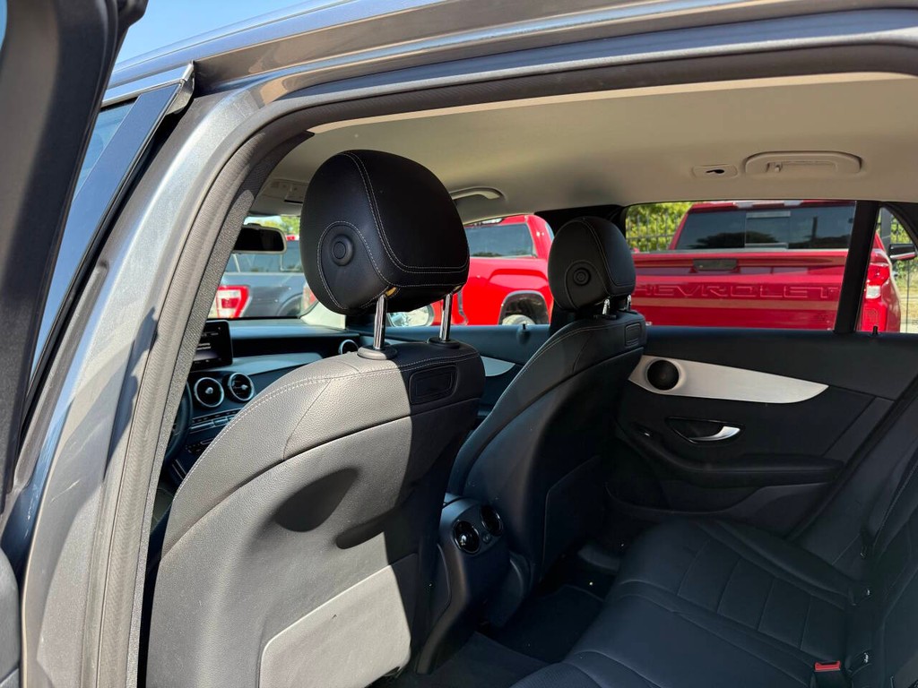 Mercedes-Benz GLC Vehicle Full-screen Gallery Image 12