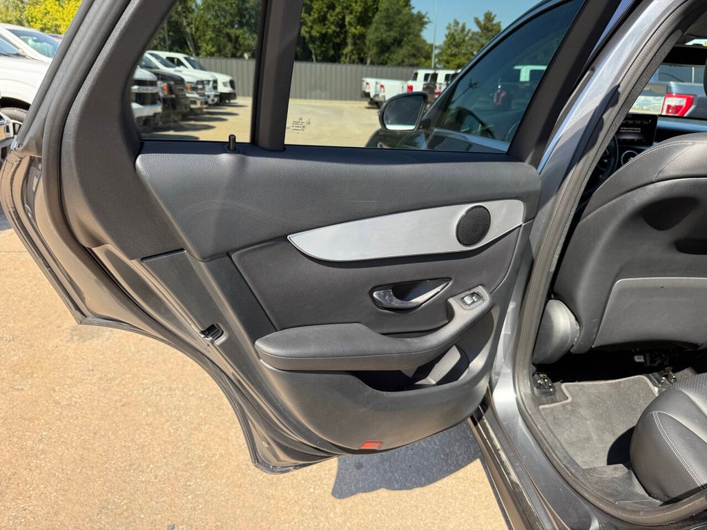 Mercedes-Benz GLC Vehicle Full-screen Gallery Image 14