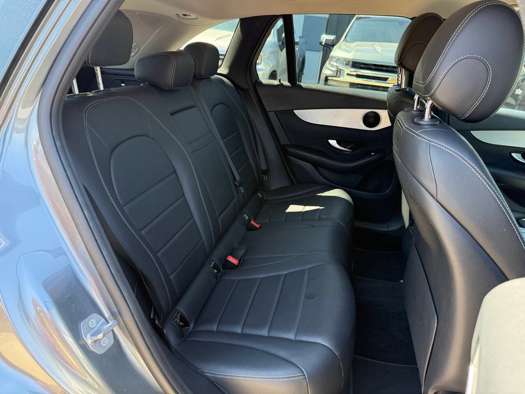 Mercedes-Benz GLC Vehicle Full-screen Gallery Image 15