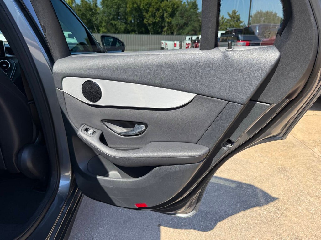 Mercedes-Benz GLC Vehicle Full-screen Gallery Image 16