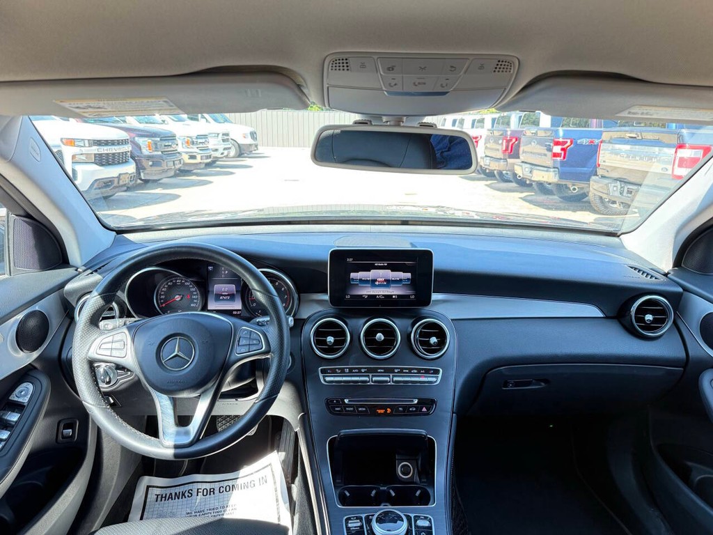 Mercedes-Benz GLC Vehicle Full-screen Gallery Image 17