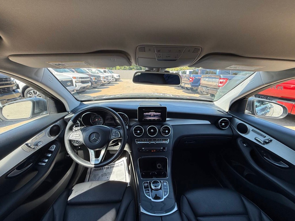 Mercedes-Benz GLC Vehicle Full-screen Gallery Image 18