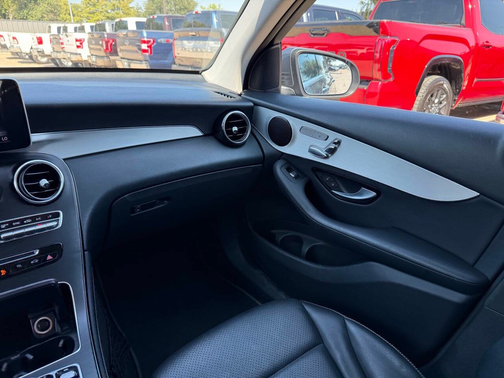 Mercedes-Benz GLC Vehicle Full-screen Gallery Image 20