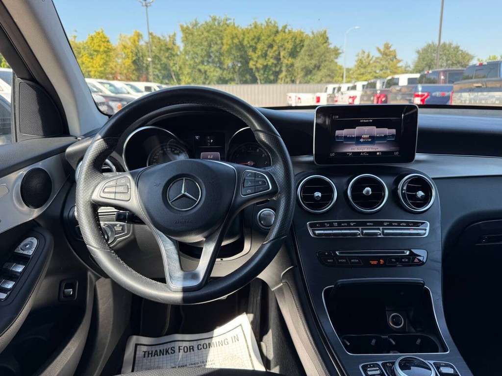 Mercedes-Benz GLC Vehicle Full-screen Gallery Image 21