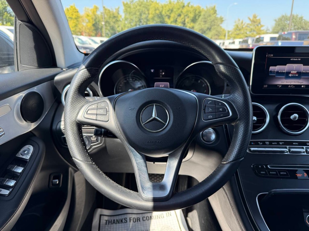 Mercedes-Benz GLC Vehicle Full-screen Gallery Image 22