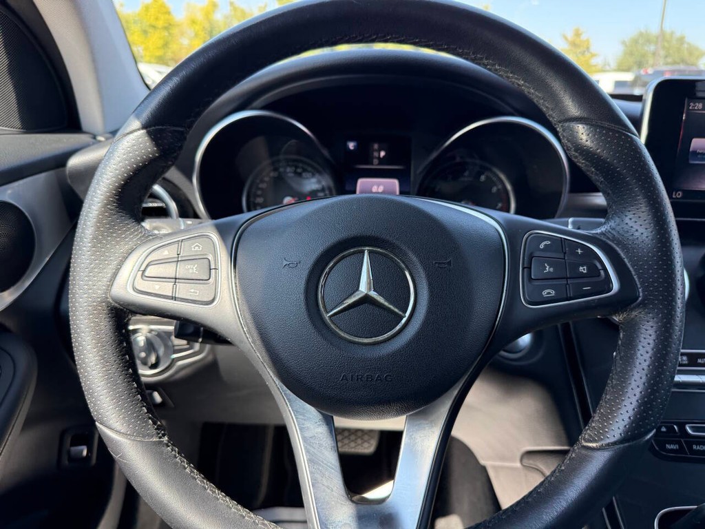 Mercedes-Benz GLC Vehicle Full-screen Gallery Image 23