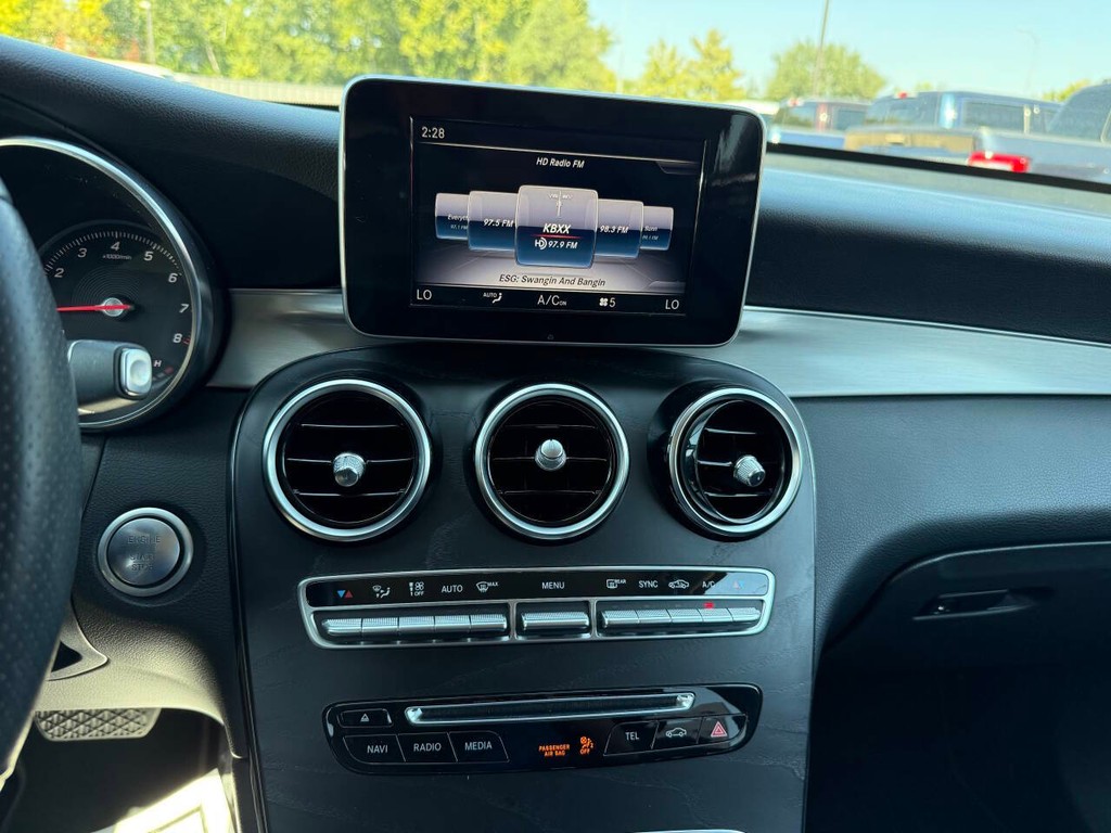 Mercedes-Benz GLC Vehicle Full-screen Gallery Image 24