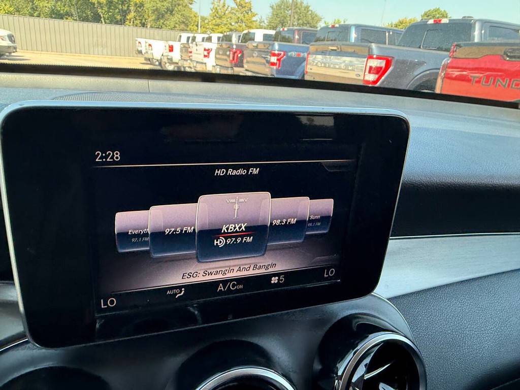 Mercedes-Benz GLC Vehicle Full-screen Gallery Image 25