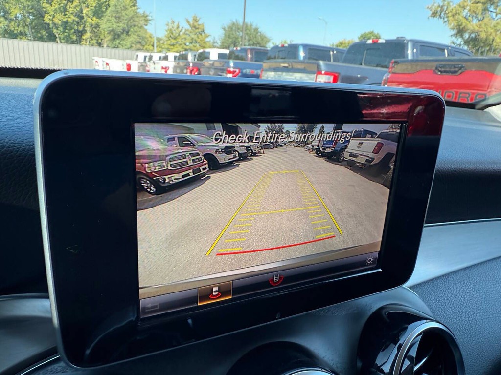 Mercedes-Benz GLC Vehicle Full-screen Gallery Image 26