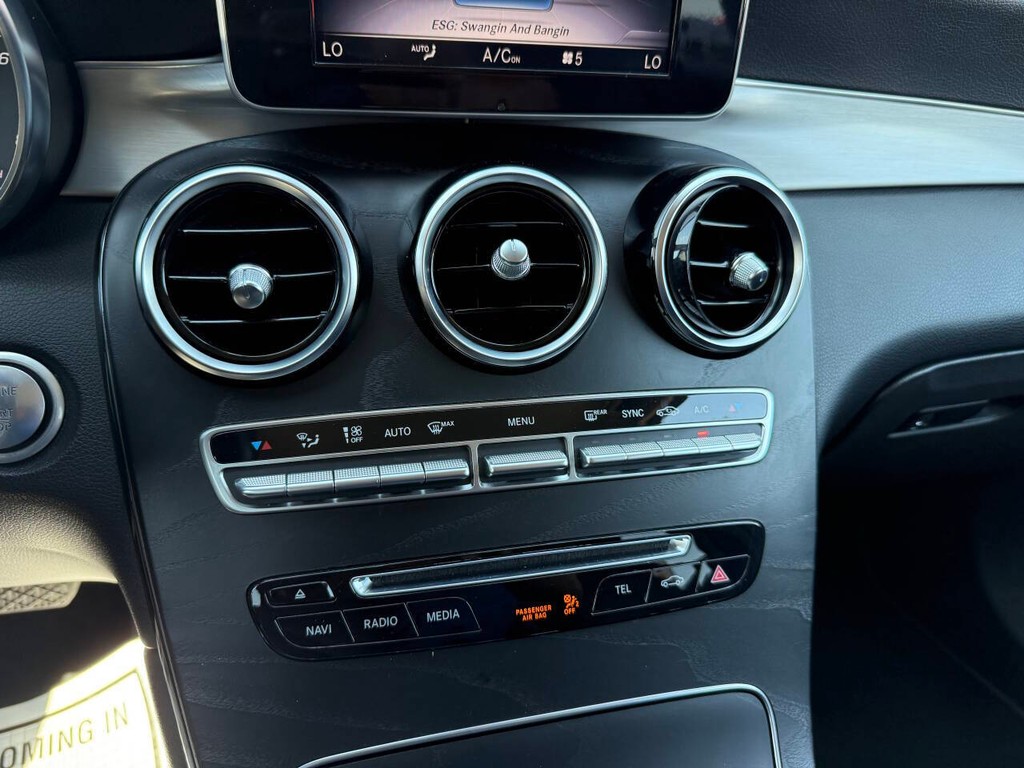 Mercedes-Benz GLC Vehicle Full-screen Gallery Image 27