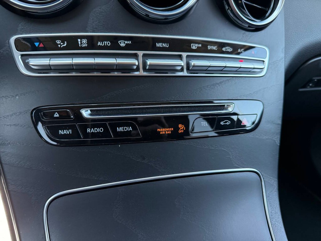 Mercedes-Benz GLC Vehicle Full-screen Gallery Image 28