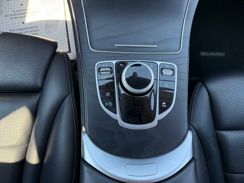 Mercedes-Benz GLC Vehicle Full-screen Gallery Image 29