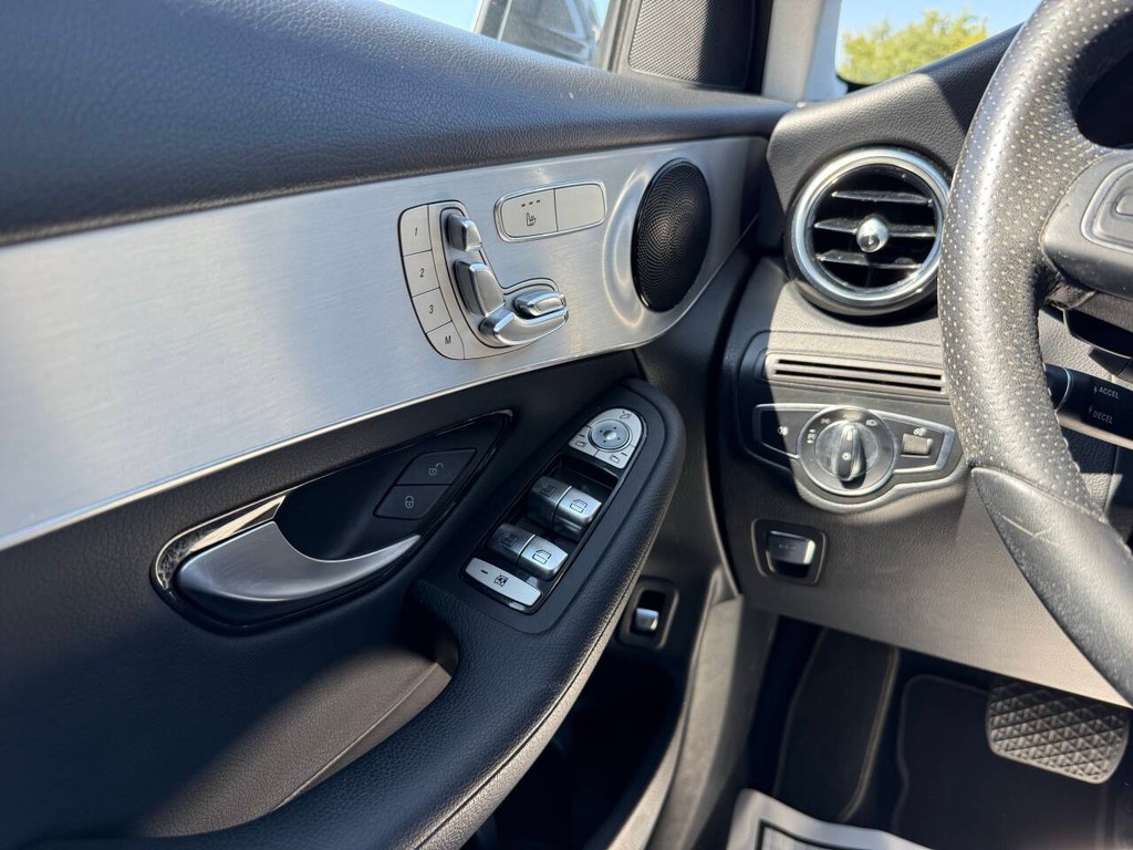 Mercedes-Benz GLC Vehicle Full-screen Gallery Image 30