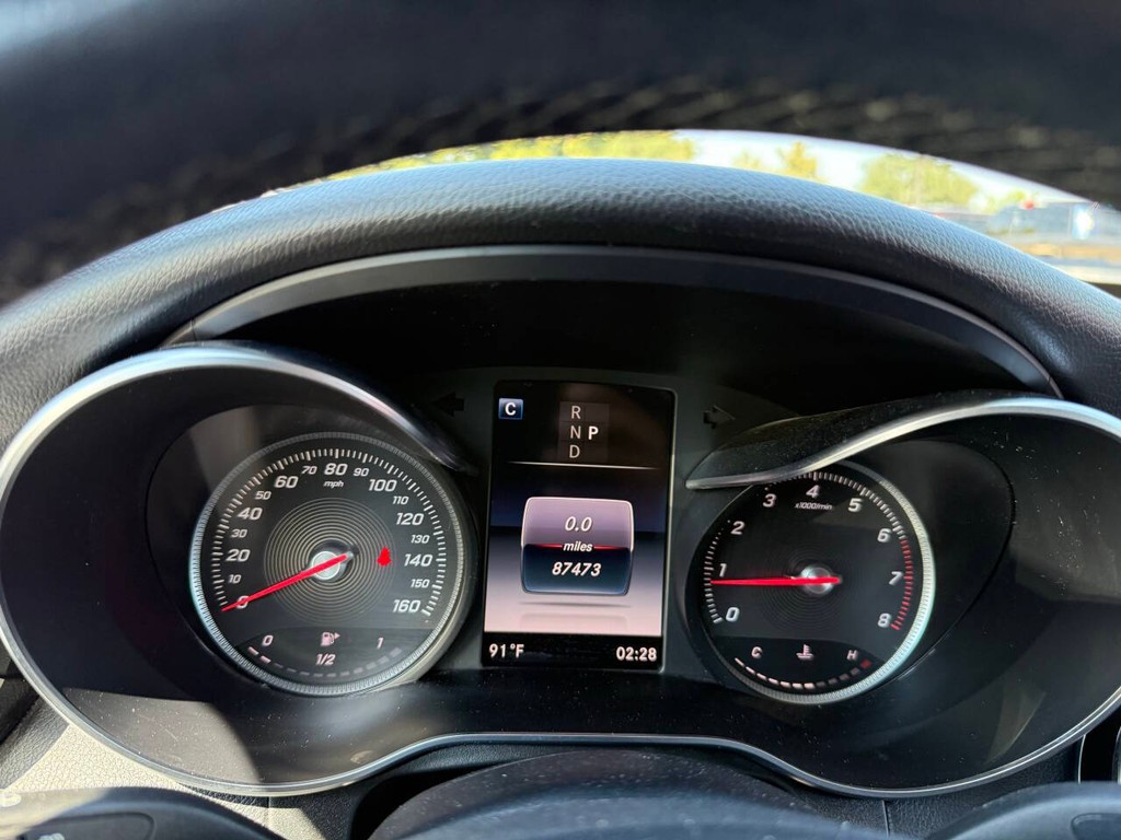 Mercedes-Benz GLC Vehicle Full-screen Gallery Image 31