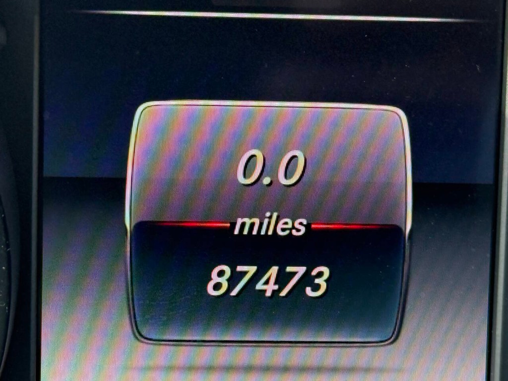 Mercedes-Benz GLC Vehicle Full-screen Gallery Image 32