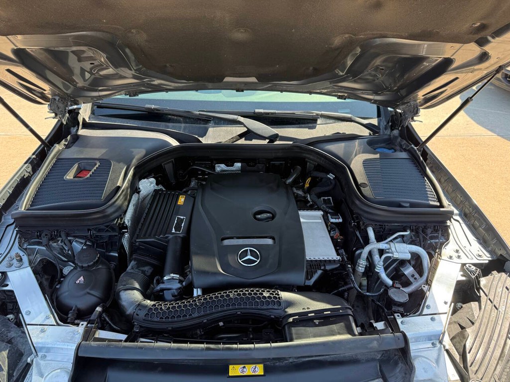 Mercedes-Benz GLC Vehicle Full-screen Gallery Image 34