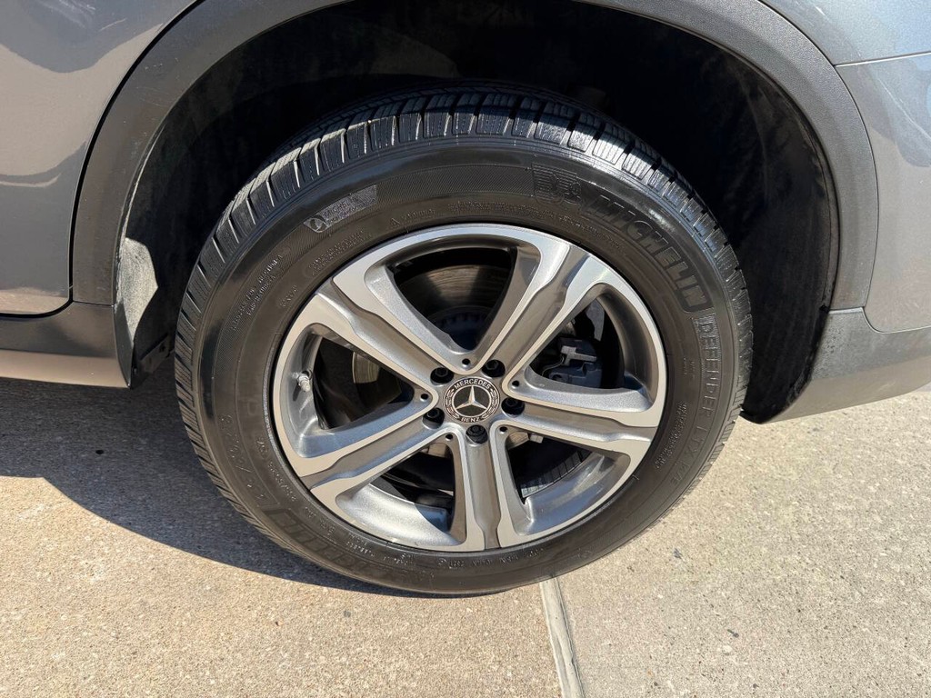 Mercedes-Benz GLC Vehicle Full-screen Gallery Image 35