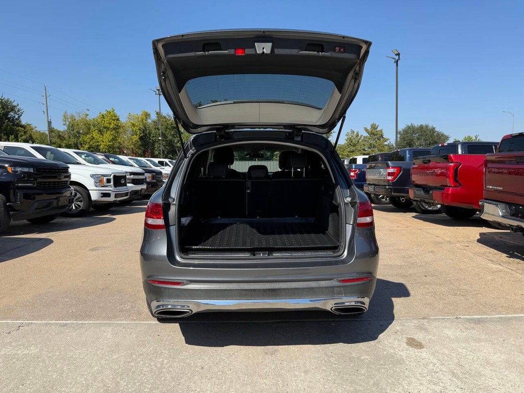Mercedes-Benz GLC Vehicle Full-screen Gallery Image 36