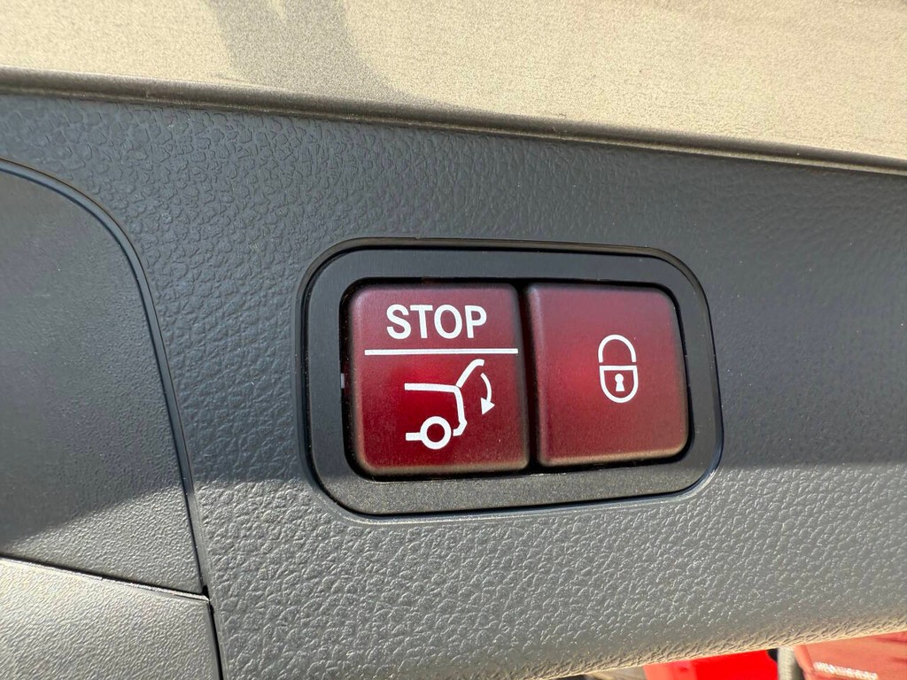 Mercedes-Benz GLC Vehicle Full-screen Gallery Image 37