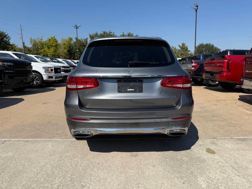 Mercedes-Benz GLC Vehicle Full-screen Gallery Image 38