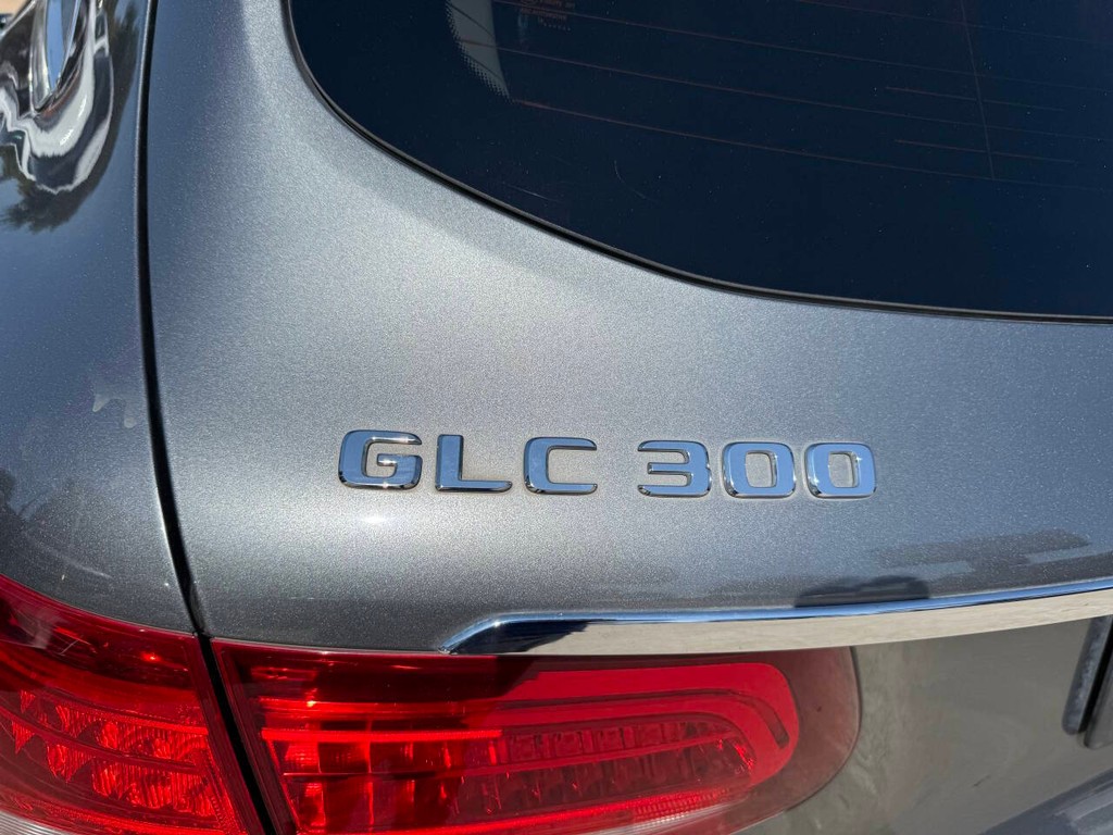 Mercedes-Benz GLC Vehicle Full-screen Gallery Image 39