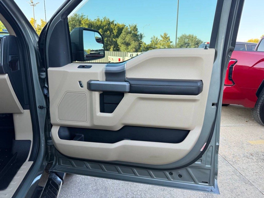 Ford F-150 Vehicle Full-screen Gallery Image 11