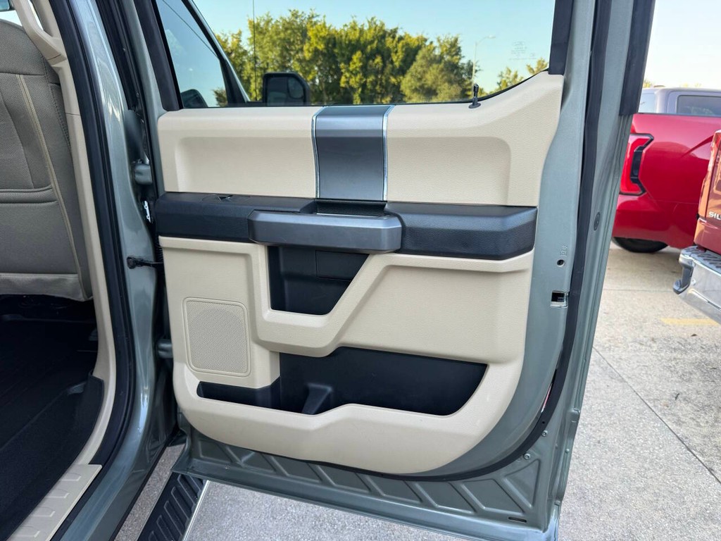 Ford F-150 Vehicle Full-screen Gallery Image 16