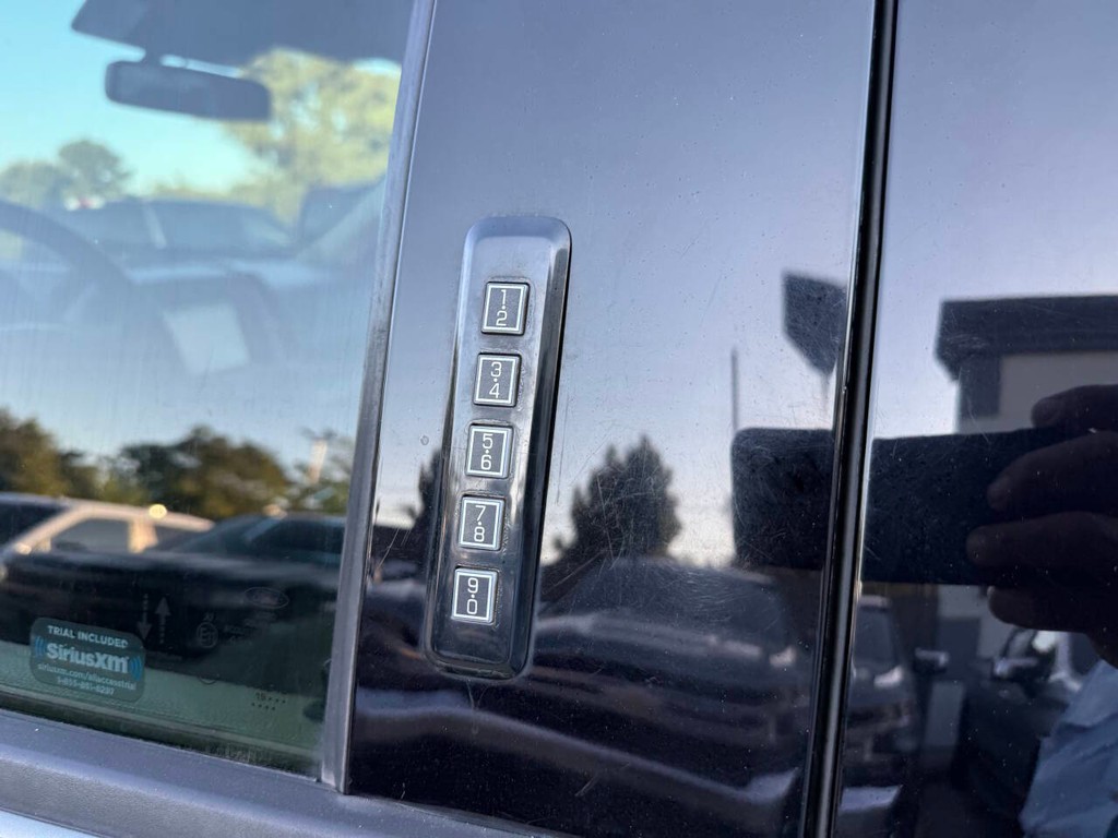 Ford F-150 Vehicle Full-screen Gallery Image 38