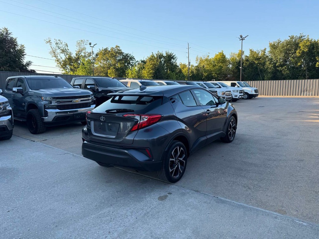 Toyota C-HR Vehicle Full-screen Gallery Image 05