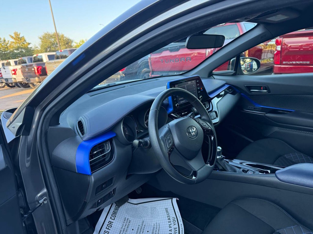 Toyota C-HR Vehicle Full-screen Gallery Image 06