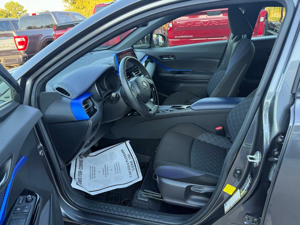 Toyota C-HR Vehicle Full-screen Gallery Image 07