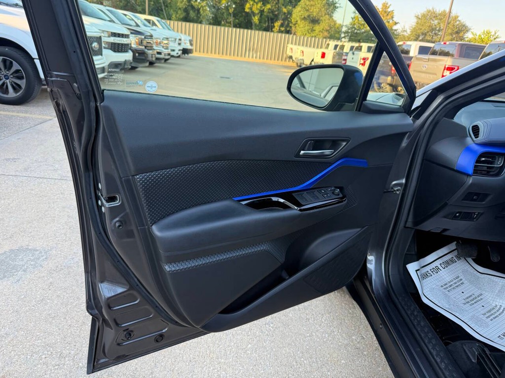 Toyota C-HR Vehicle Full-screen Gallery Image 08