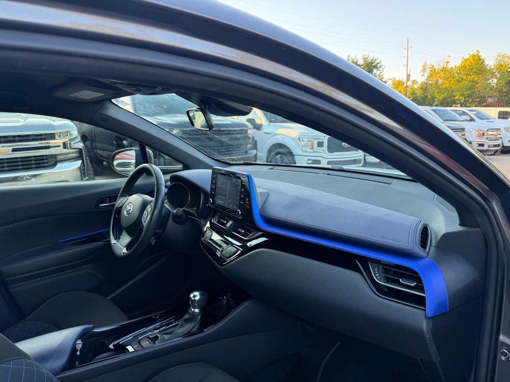 Toyota C-HR Vehicle Full-screen Gallery Image 09