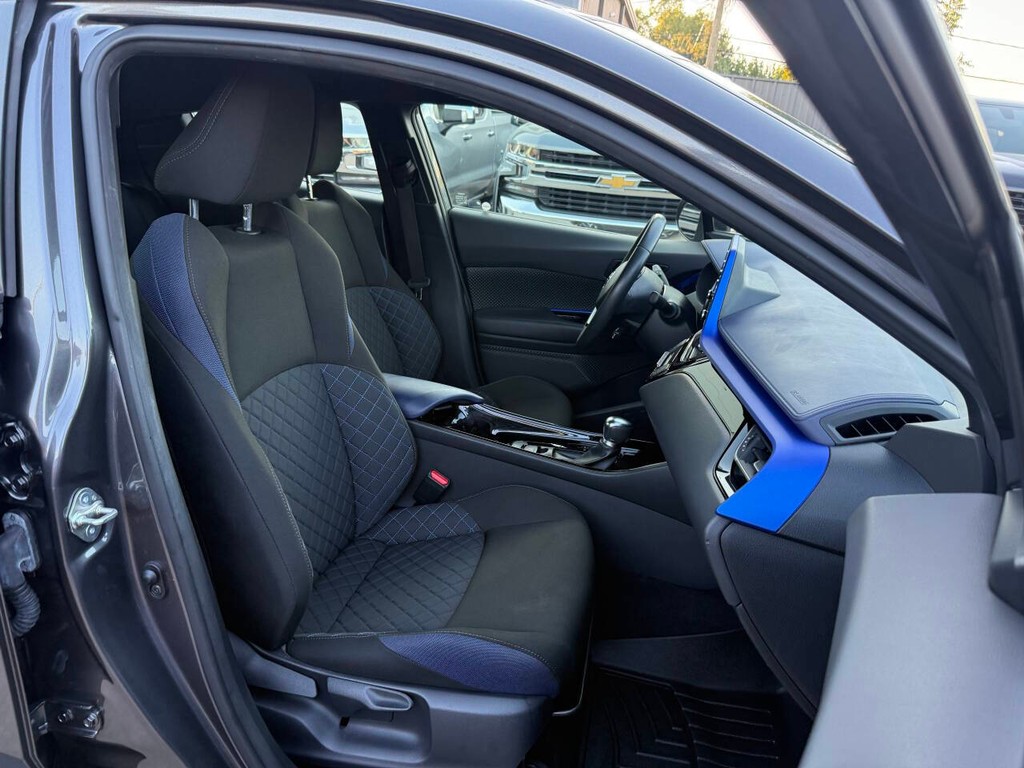 Toyota C-HR Vehicle Full-screen Gallery Image 10