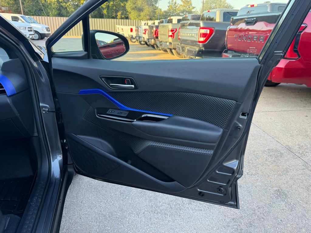 Toyota C-HR Vehicle Full-screen Gallery Image 11