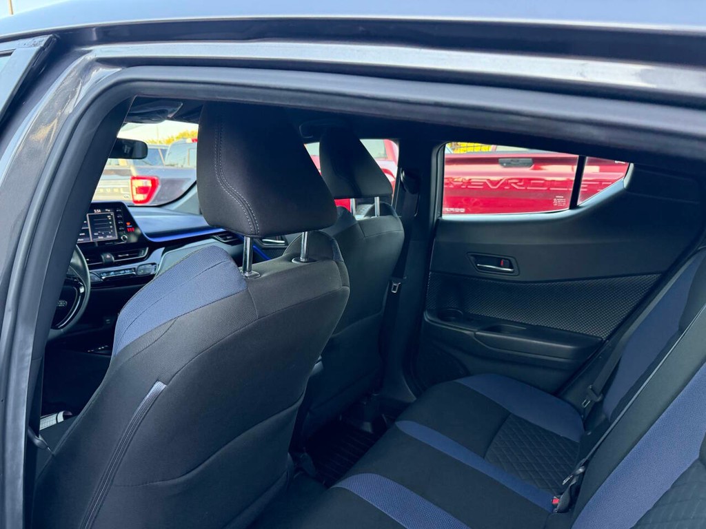 Toyota C-HR Vehicle Full-screen Gallery Image 12