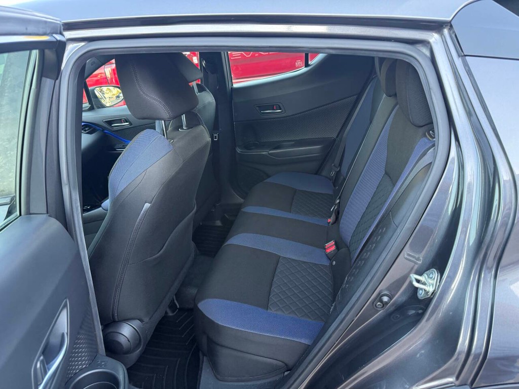 Toyota C-HR Vehicle Full-screen Gallery Image 13