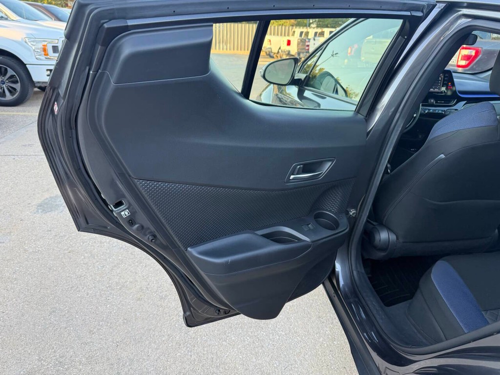 Toyota C-HR Vehicle Full-screen Gallery Image 14