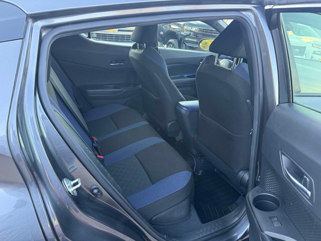 Toyota C-HR Vehicle Full-screen Gallery Image 15