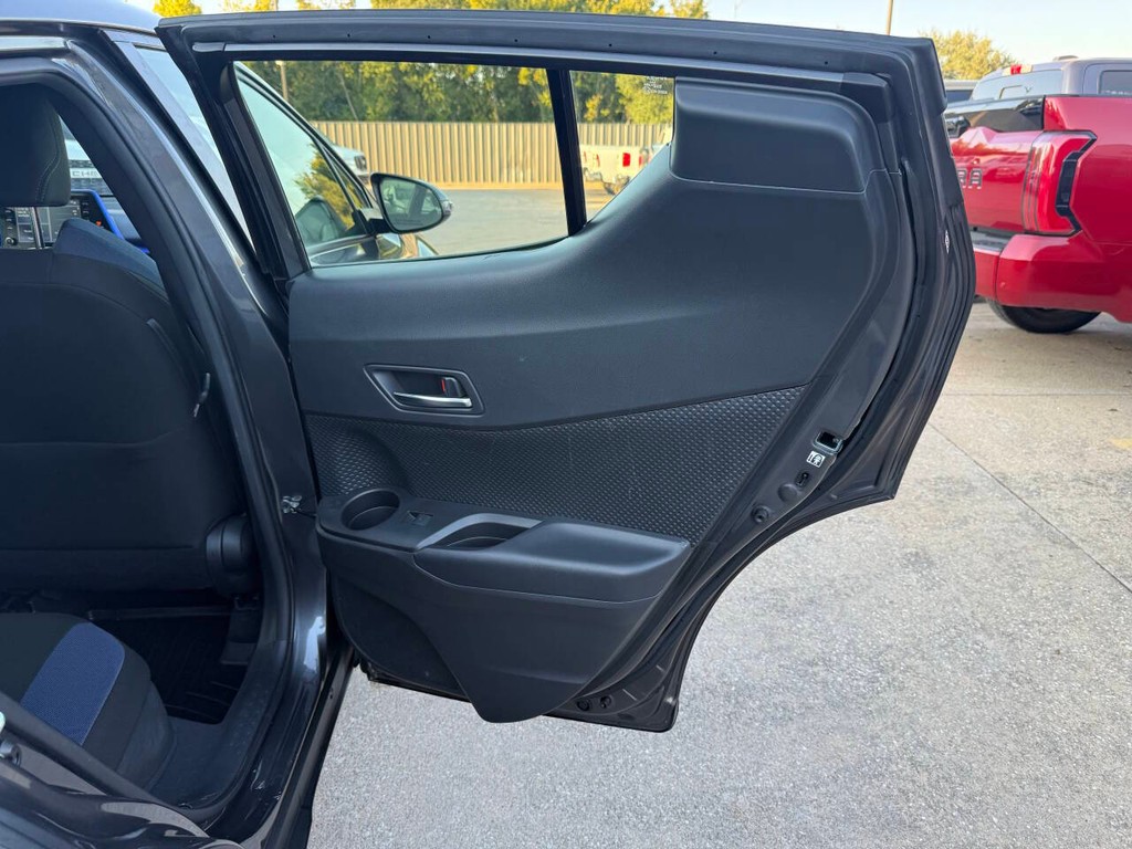 Toyota C-HR Vehicle Full-screen Gallery Image 16