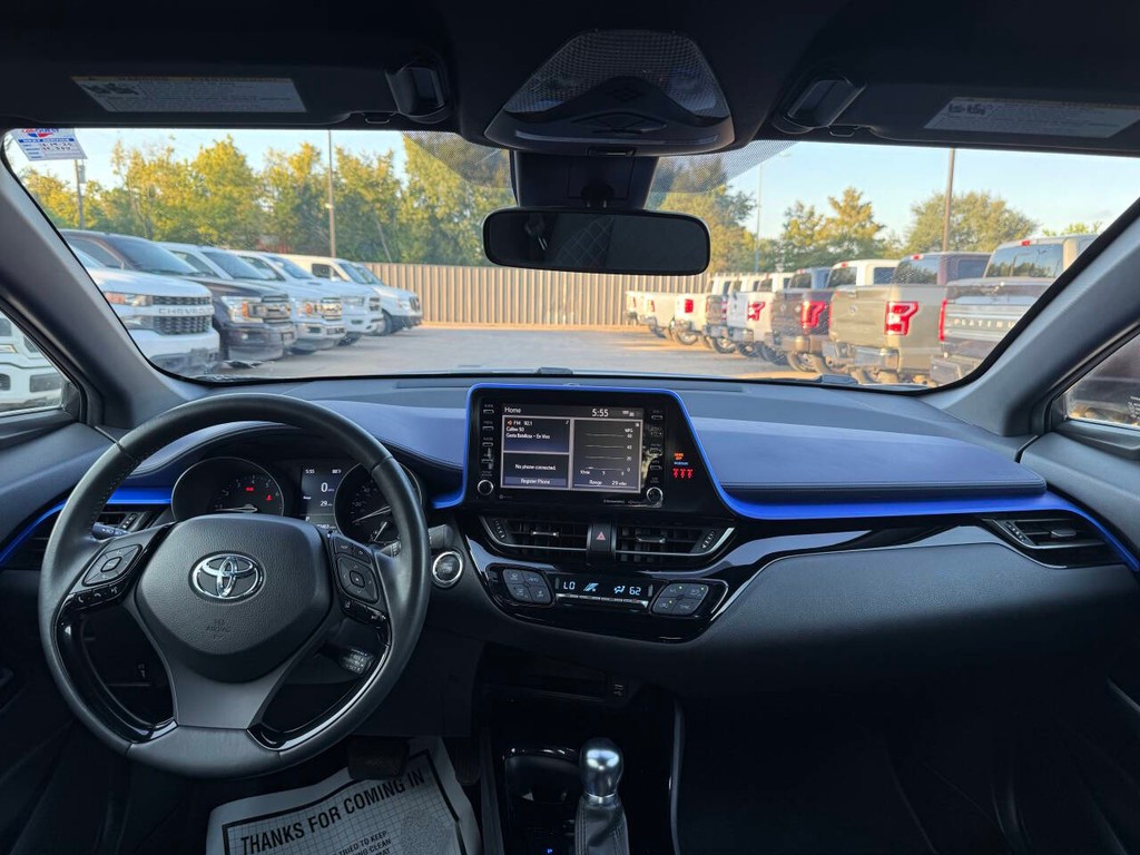 Toyota C-HR Vehicle Full-screen Gallery Image 17