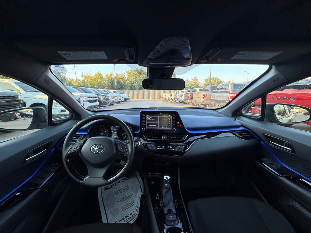 Toyota C-HR Vehicle Full-screen Gallery Image 18