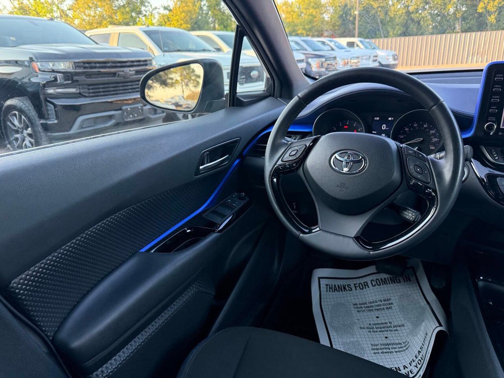 Toyota C-HR Vehicle Full-screen Gallery Image 19
