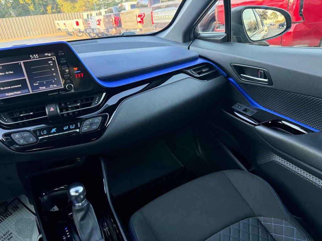 Toyota C-HR Vehicle Full-screen Gallery Image 20