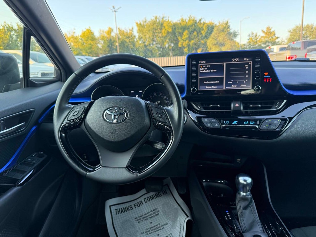 Toyota C-HR Vehicle Full-screen Gallery Image 21