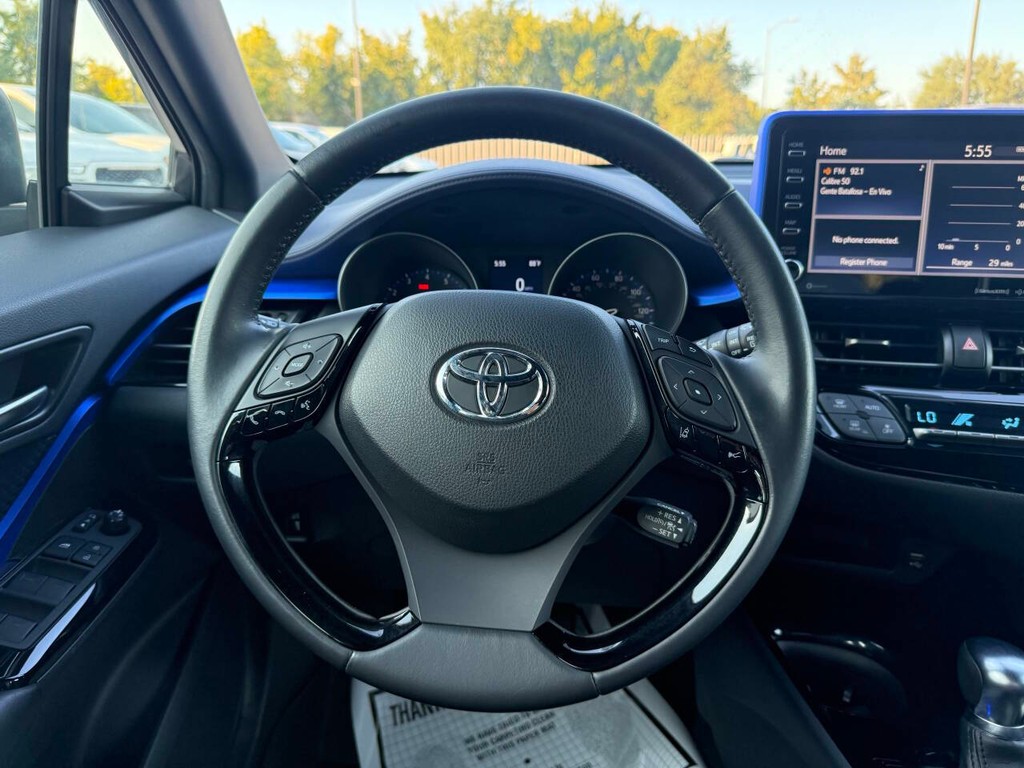 Toyota C-HR Vehicle Full-screen Gallery Image 22