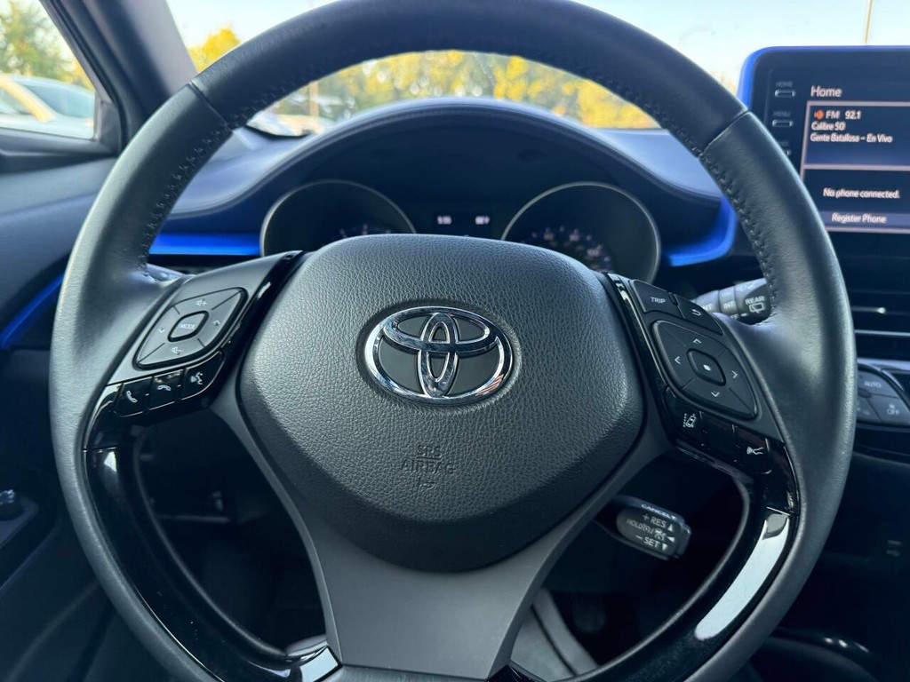Toyota C-HR Vehicle Full-screen Gallery Image 23