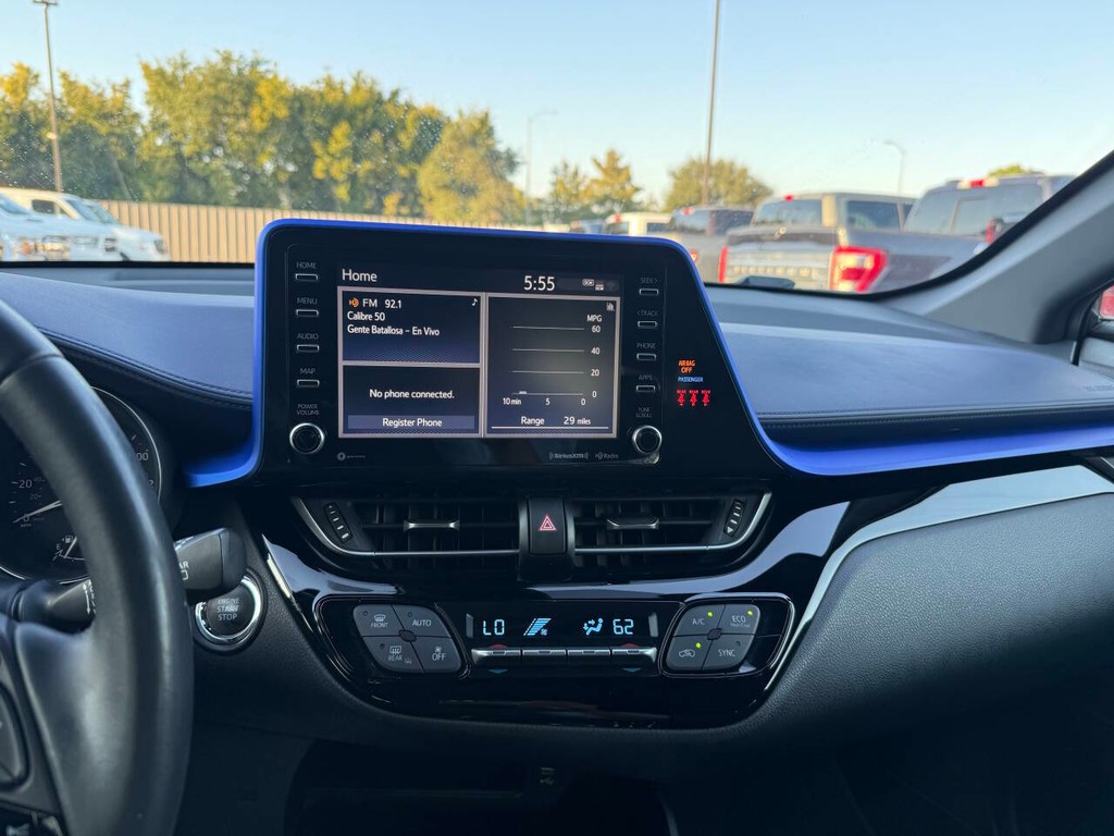 Toyota C-HR Vehicle Full-screen Gallery Image 24